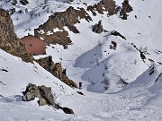 35 Dopo il tratto pianeggiante sul Lago di Fregabolgia, si riprende a salire per il Rif. Calvi